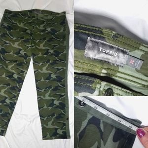 SOLD.   TORRID CROP AVIATOR SKINNY STRETCH TWILL MID-RISE PANT size 20 Dark Camo